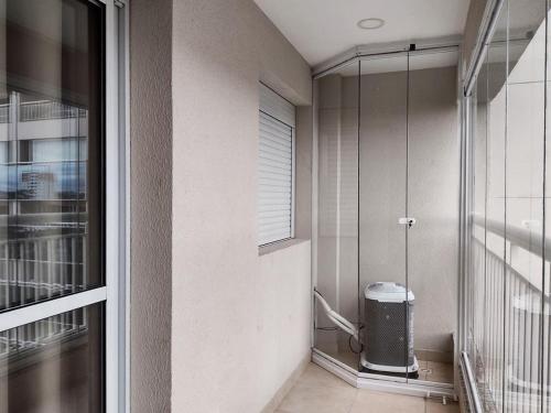 a room with a window and a small appliance in it at Studio Novo e Aconchegante 37 m² Centro Guarulhos in Guarulhos