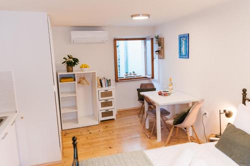 Apartamento pequeño con mesa y cocina en Guest House Rosemary, en Piran