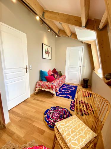 a living room with two chairs and a couch at Le Capella, magnifique maison au calme avec garage in Caen