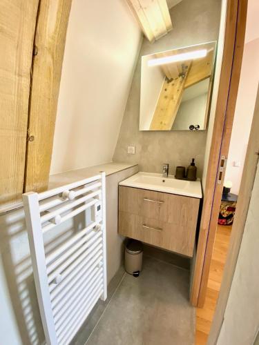 a bathroom with a sink and a mirror at Le Capella, magnifique maison au calme avec garage in Caen