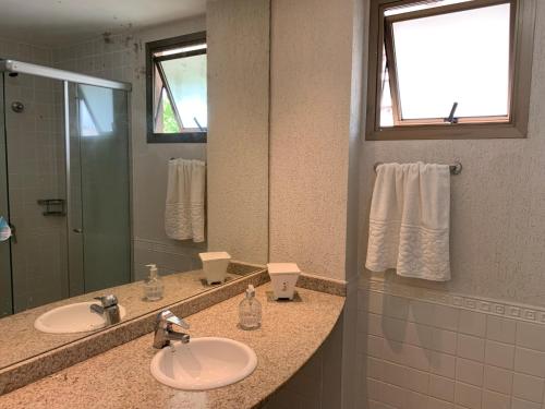 uma casa de banho com 2 lavatórios e um espelho grande em Apto Incrível entre Ipanema e Copacabana no Rio de Janeiro