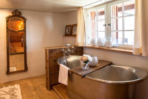 El baño incluye una gran bañera de metal y una ventana. en Keiser`s Kammer, en Meisterschwanden
