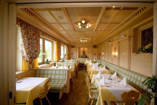 Ein Restaurant oder anderes Speiselokal in der Unterkunft Hotel-Gasthof-Sonneck 