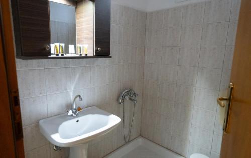 a bathroom with a sink and a mirror at Ξενώνας Αντωνία in Kato Loutraki
