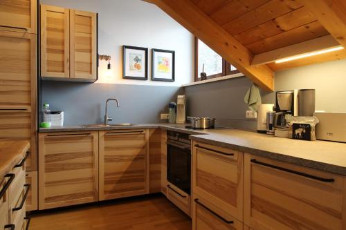 Dapur atau dapur kecil di KELCHALM Superior Apartment