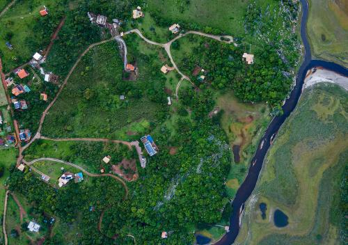 an aerial view of a park with trees and a river at Sitio Jatoba/Lapinha da Serra in Santana do Riacho