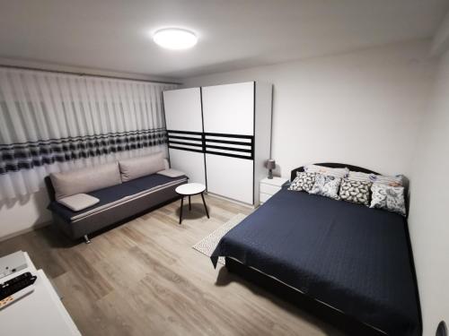 una camera con letto e divano di Ema Studio Apartman a Karlovac