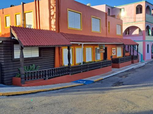 un pequeño edificio al lado de una calle en Posada La Hamaca, en Culebra