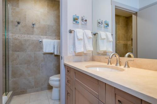 Un baño con lavabo, inodoro y ducha. en Snowcreek 1571, en Sun Valley