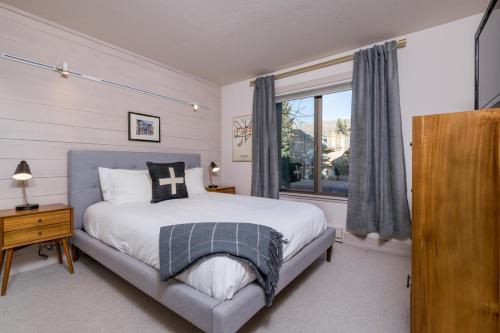 un dormitorio con una cama y una ventana en Snowcreek 1571, en Sun Valley