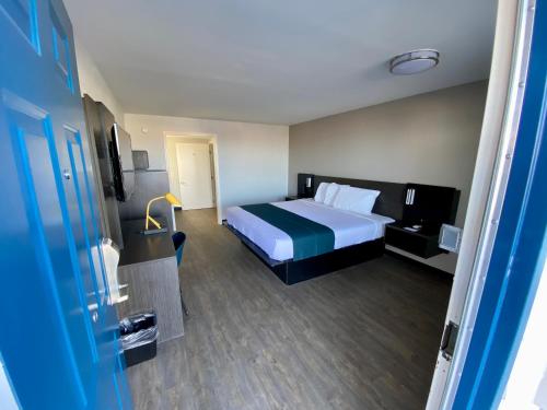 a hotel room with a bed and a bathroom at Motel 6 Bonne Terre, MO in Bonne Terre