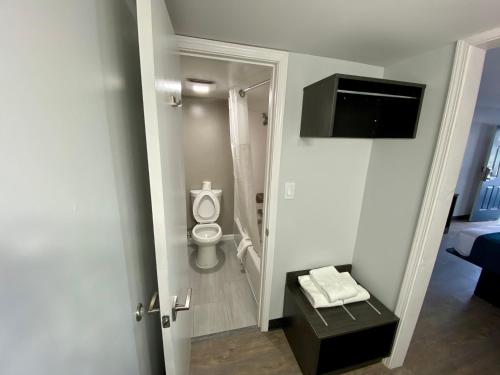 A bathroom at Motel 6 Bonne Terre, MO