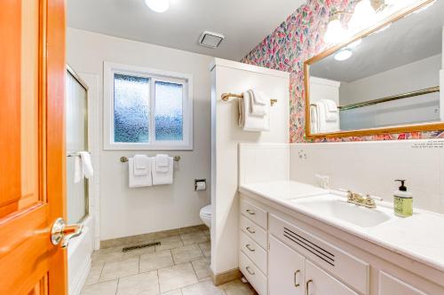 a bathroom with a sink and a mirror at Hummingbird Garden Retreat in Santa Rosa