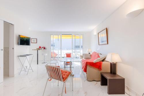 un salon avec un canapé et une table dans l'établissement Luxurious 2-room Apartment in Palm Beach, à Cannes