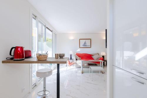 Il comprend une cuisine et un salon aux murs blancs. dans l'établissement Luxurious 2-room Apartment in Palm Beach, à Cannes