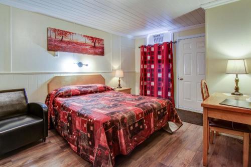 En eller flere senge i et værelse på Motel Roberval