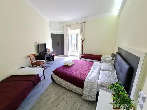 A bed or beds in a room at Lili & Aurora Home
