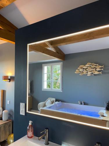 Postel nebo postele na pokoji v ubytování Mas Hinaiti - Suite romantique avec Spa et écran géant de cinéma