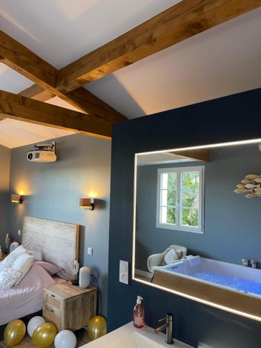 Postel nebo postele na pokoji v ubytování Mas Hinaiti - Suite romantique avec Spa et écran géant de cinéma