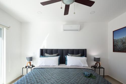 Tempat tidur dalam kamar di Villa CanCun Luxury Experience