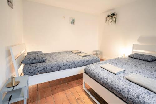 a room with two beds and a table in it at The Capital Street Lodge in Antwerp