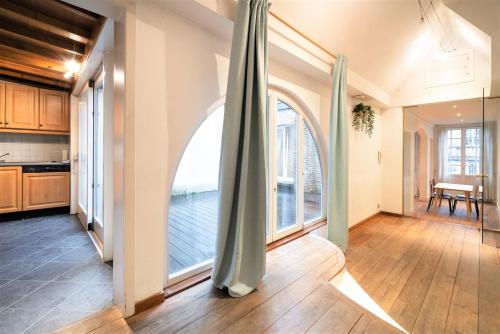 a kitchen with an archway in the middle of a room at The Capital Street Lodge in Antwerp