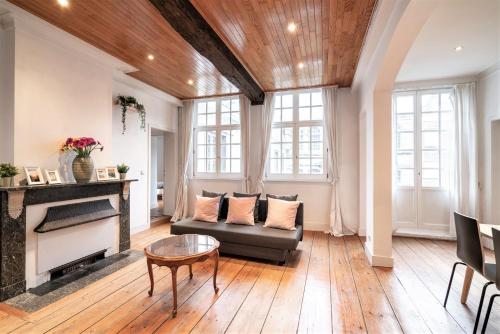 a living room with a couch and a fireplace at The Capital Street Lodge in Antwerp