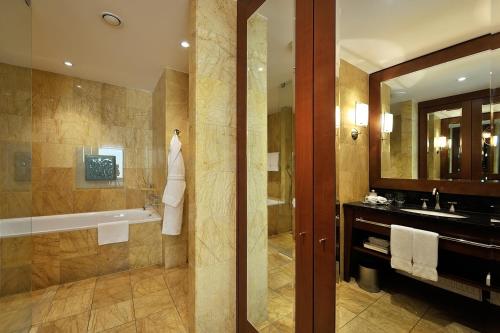  Regent Warsaw Hotel -  Room  picture :   Tea/Coffee maker    Shower    Bath                           