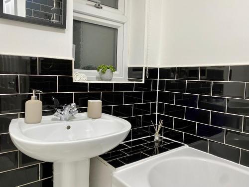 Bathroom sa ✪ Spacious Luxury 2-bed w/ parking & garden