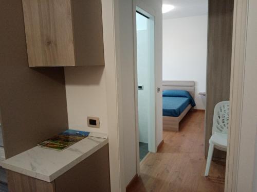 a small room with a kitchen and a bedroom at Appartamento Prima Rosa in Primaluna