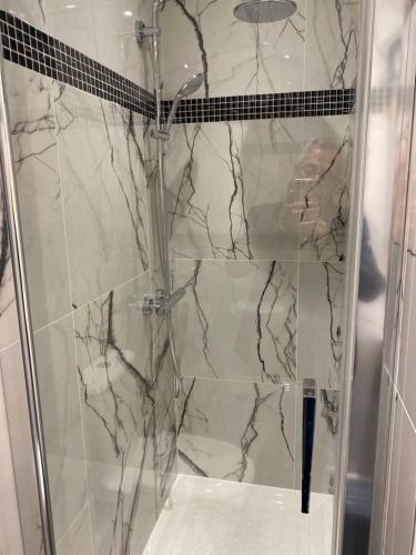 eine Dusche mit Glastür und WC in der Unterkunft Paris City Flat 51M carrée Appt 105 F2 Grd Paris in Alfortville