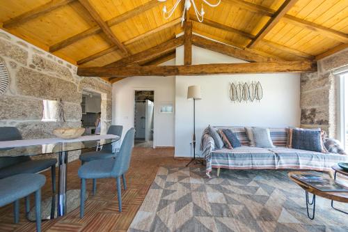 uma sala de estar com um sofá e uma mesa em Casa Monte do Cervo em Vila Nova de Cerveira