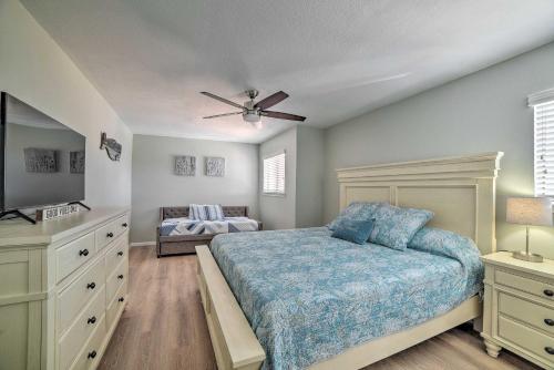 Ένα ή περισσότερα κρεβάτια σε δωμάτιο στο Chic Waterfront Condo with Private Boat Dock!