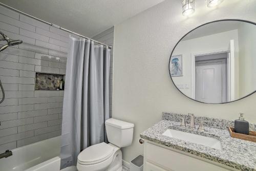 Ένα μπάνιο στο Chic Waterfront Condo with Private Boat Dock!
