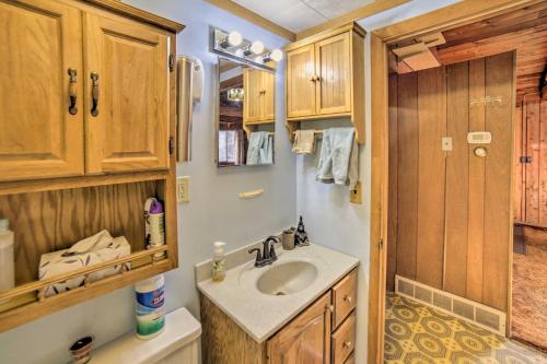 Koupelna v ubytování Cornell Home with Fire Pit and Hunting Access!