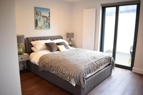 Beautiful Modern 1 Bedroom Apartment in North Londonにあるベッド