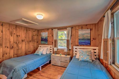 Ένα ή περισσότερα κρεβάτια σε δωμάτιο στο Cape Cod Cottage Deck, Grill and Kayaks, Near Beach