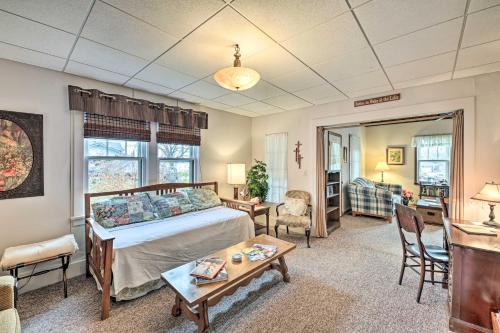 1 dormitorio con 1 cama y sala de estar en Twin Lakes Cottage Less Than 1 Mi to Elizabeth Lake! en Twin Lakes