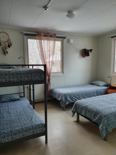 Двухъярусная кровать или двухъярусные кровати в номере Fyrbo