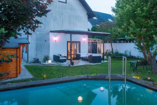 a backyard with a swimming pool in the yard at Berlin entspannt geniessen in Berlin