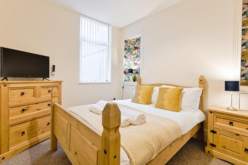una camera con letto e TV su un comò di 5 Bed - 4 Doubles - Smart TVs - Contractor Base a Swansea