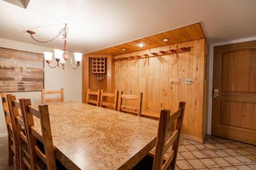 uma sala de jantar com uma mesa e paredes de madeira em Nine Vail Road in Vail Village em Vail