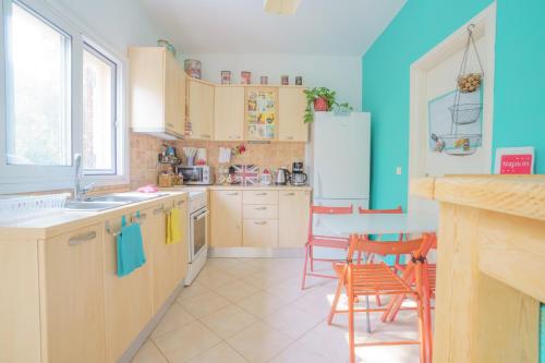 una cucina con pareti blu e tavolo e sedie di Loggos Sweet Home a Lixouri