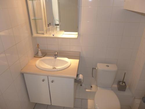 ein Badezimmer mit einem Waschbecken, einem WC und einem Spiegel in der Unterkunft Central 1 bedroom Riouffe 2 mins from the Palais and Croisette 206 in Cannes