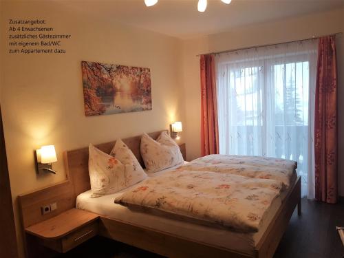1 dormitorio con cama y ventana en Haus Speck`n, en Ranten