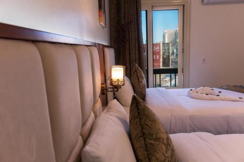 Ένα ή περισσότερα κρεβάτια σε δωμάτιο στο Gleem Luxury Apartments Elite