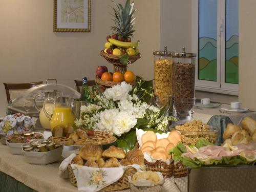 a table topped with lots of different types of food at Hotel Aberdeen in Rome