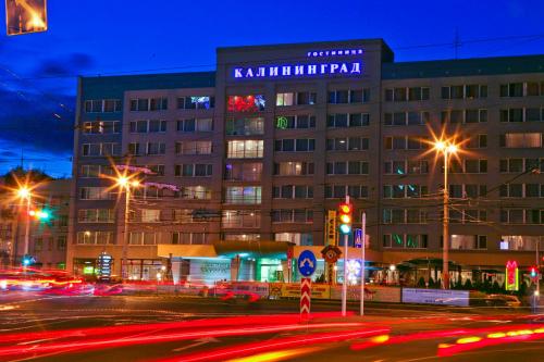 
a city street filled with lots of traffic at night at Kaliningrad Hotel in Kaliningrad
