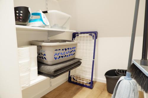 a room with shelves with towels and dishes at AMBERG [APART] - Wohnung [CITY] - Wohnraum auf Zeit in Amberg