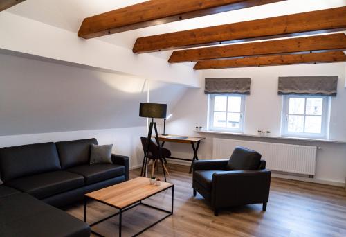 a living room with a couch and a table at AMBERG [APART] - Wohnung [CITY] - Wohnraum auf Zeit in Amberg